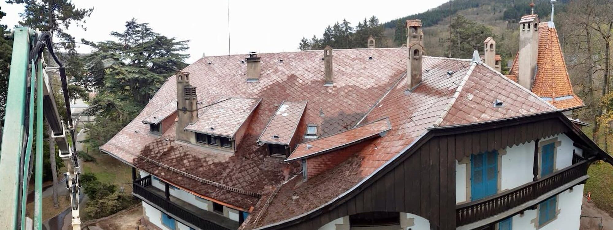 NETTOYAGE_DEMOUSSAGE_TRAITEMENT_TOITURE2 2000X750 | Travaux Toiture Haut Rhin Pourquoi un démoussage avant les fortes chaleurs peut prolonger la durée de vie d’une toiture ? Pfastatt